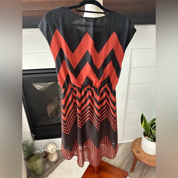 EVERLY RUST AND BLACK LOW TO HIGH DRESS SIZE MEDIUM - Picture 2 of 8